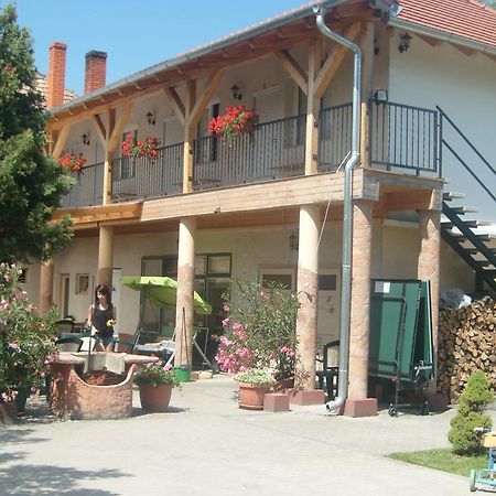 Harsfavirag Vendeghaz Bed and Breakfast Pápa Exteriör bild