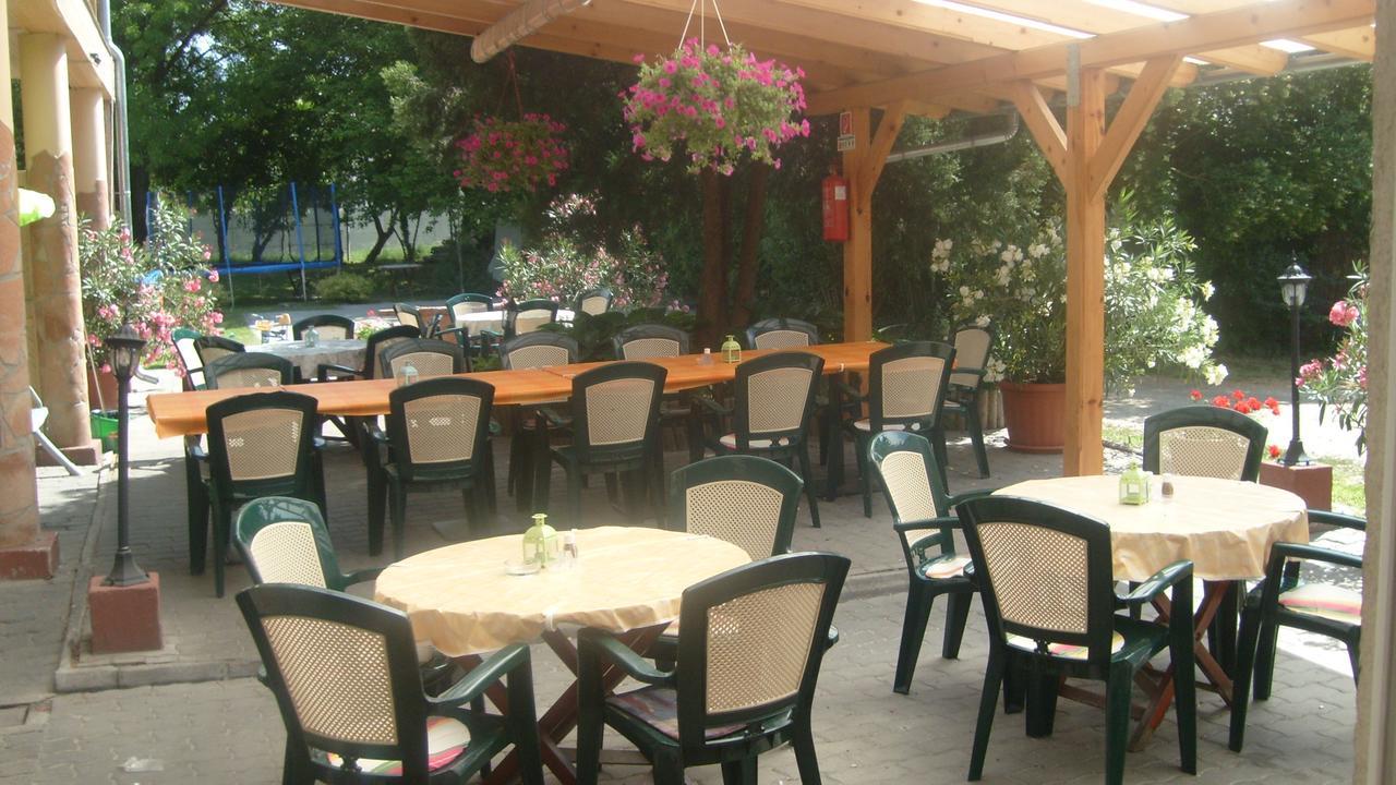 Harsfavirag Vendeghaz Bed and Breakfast Pápa Exteriör bild